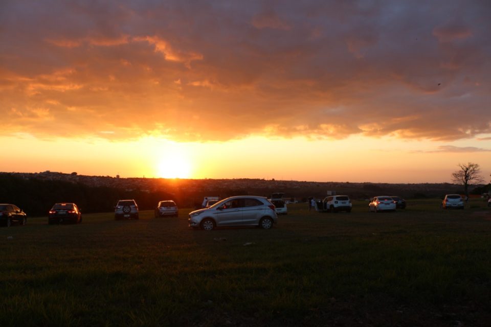 Pôr do sol na zona Leste dá espetáculo e ponto vira atração