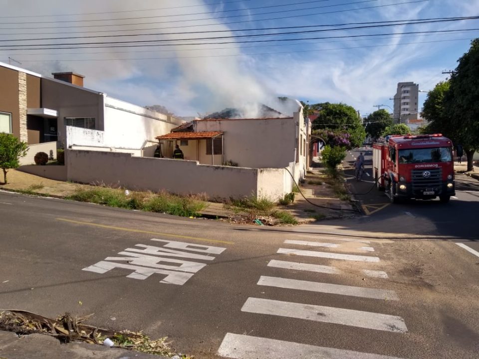 Incêndio destrói casa no Cascata e mobiliza bombeiros