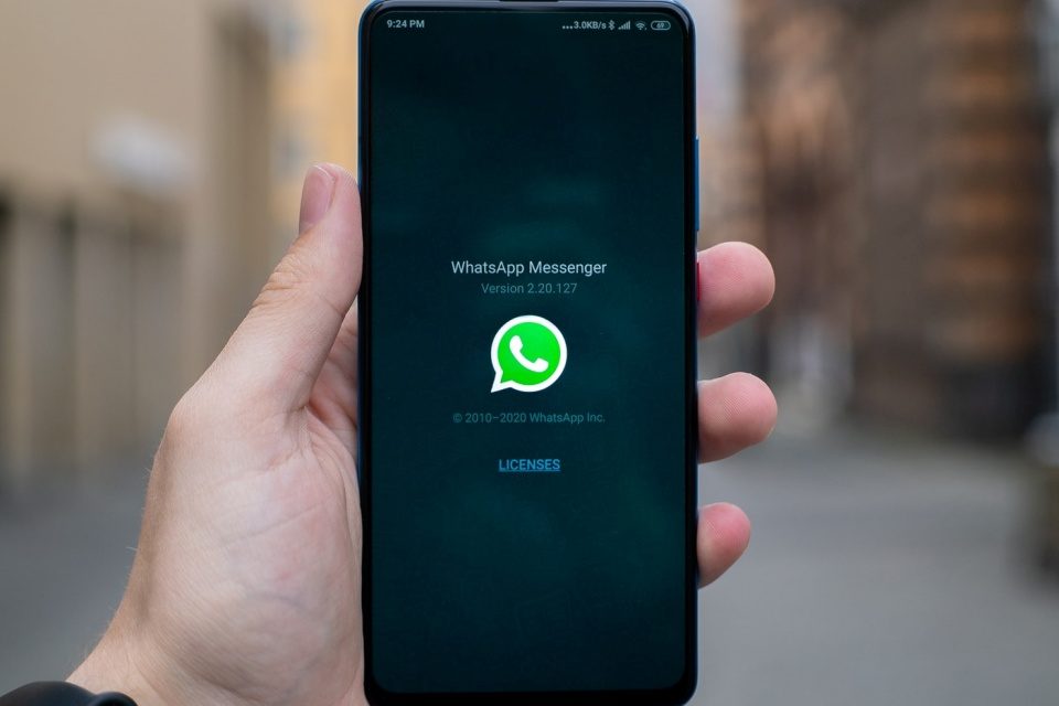 WhatsApp ganha figurinhas animadas e modo escuro