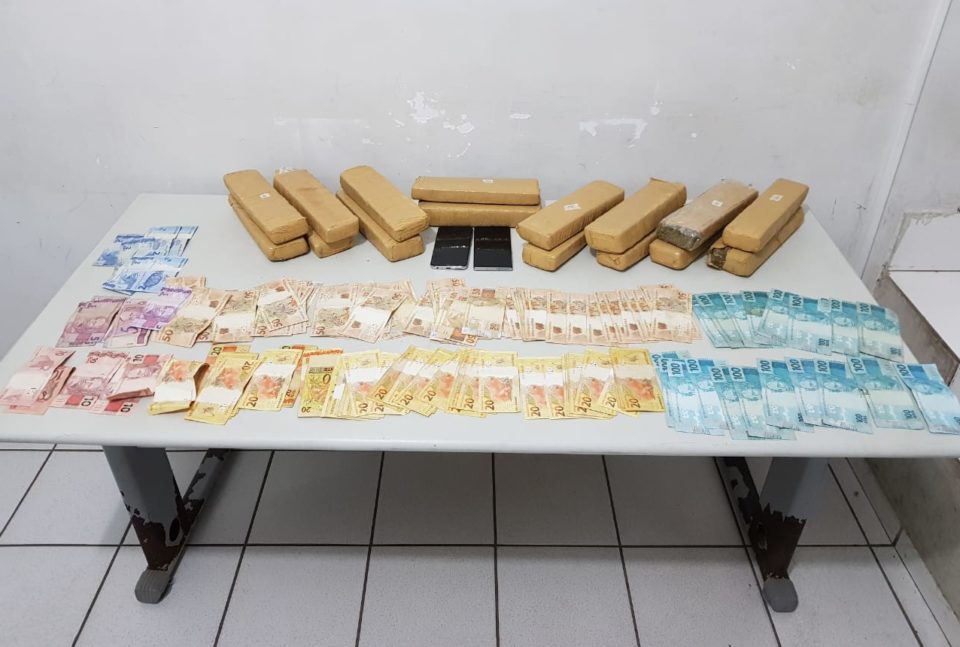 Trio é preso com maconha e quase R$ 7 mil na zona Sul