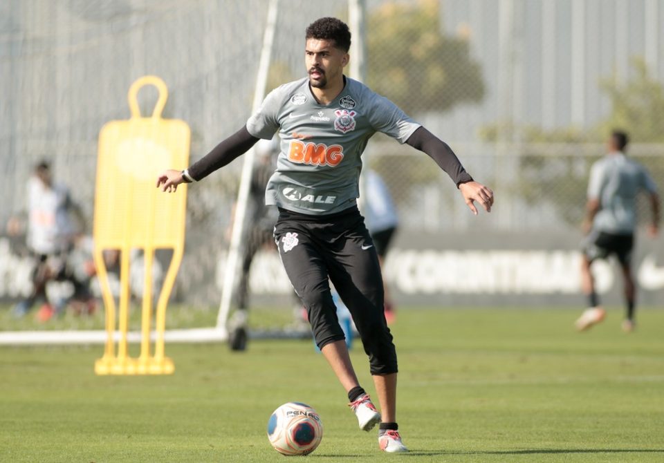 Corinthians tem volta de Léo Santos em treino com elenco