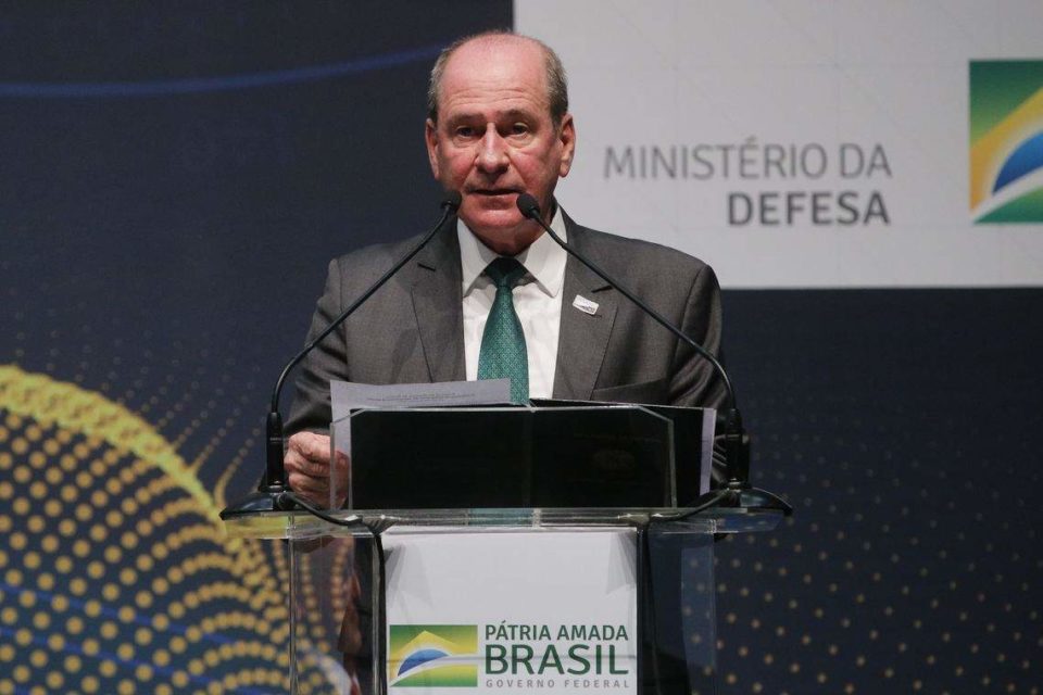 Ministro da Defesa avalia reação a Gilmar Mendes