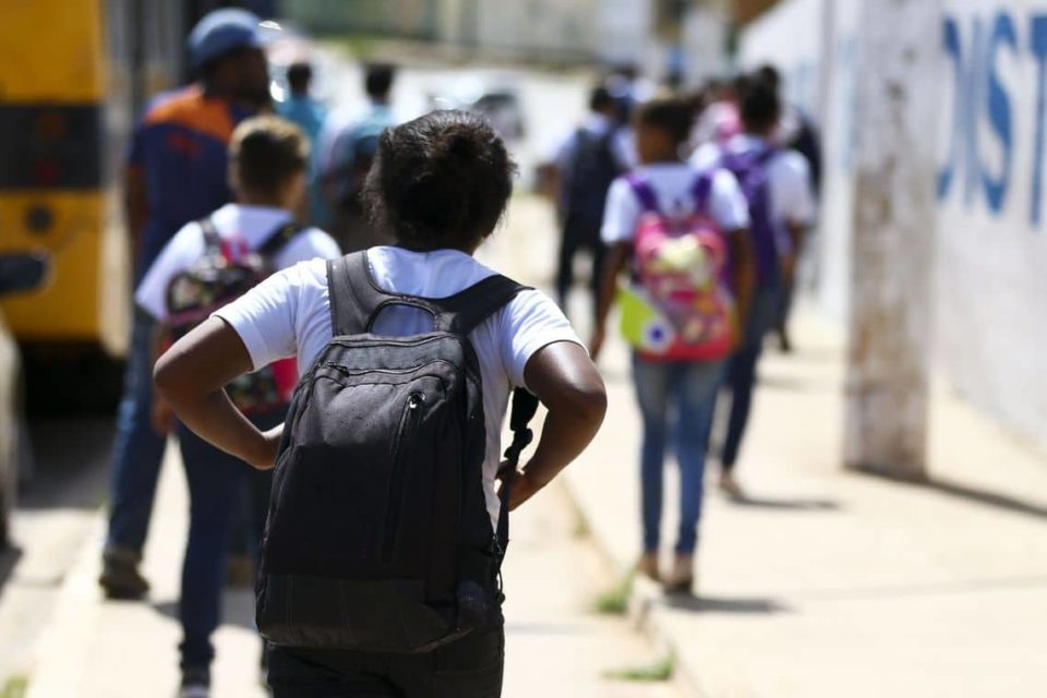 Conselho propõe que escolas evitem reprovar em 2020