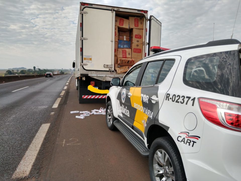 Polícia flagra caminhão com cigarros contrabandeados na SP-270