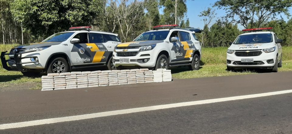 Polícia flagra cocaína em carro com casal e duas crianças