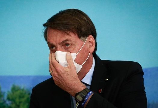 Em anúncio sobre a covid-19, Bolsonaro volta a ignorar protocolo