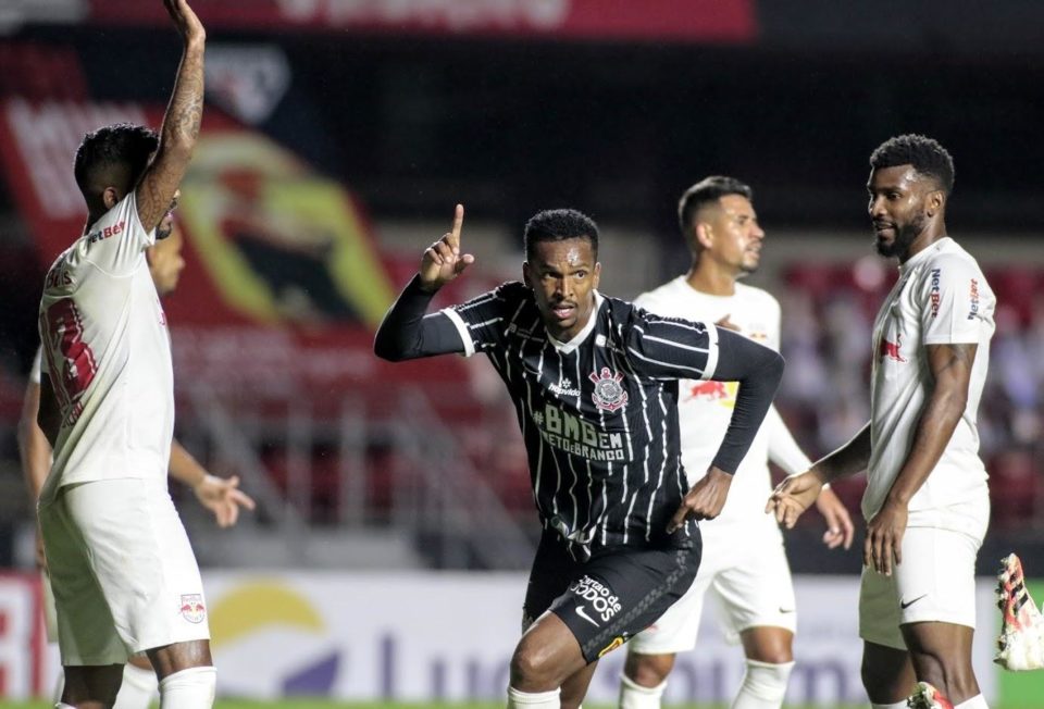 Corinthians vence Bragantino e mantém chances de tetra