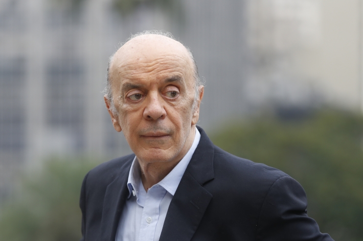 Juiz suspende ação contra José Serra ‘por cautela’