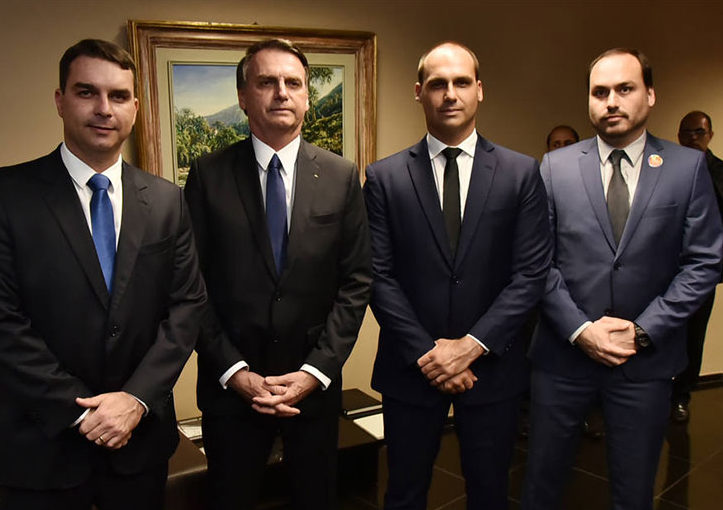 Moraes envia notícia-crime contra família Bolsonaro à PGR