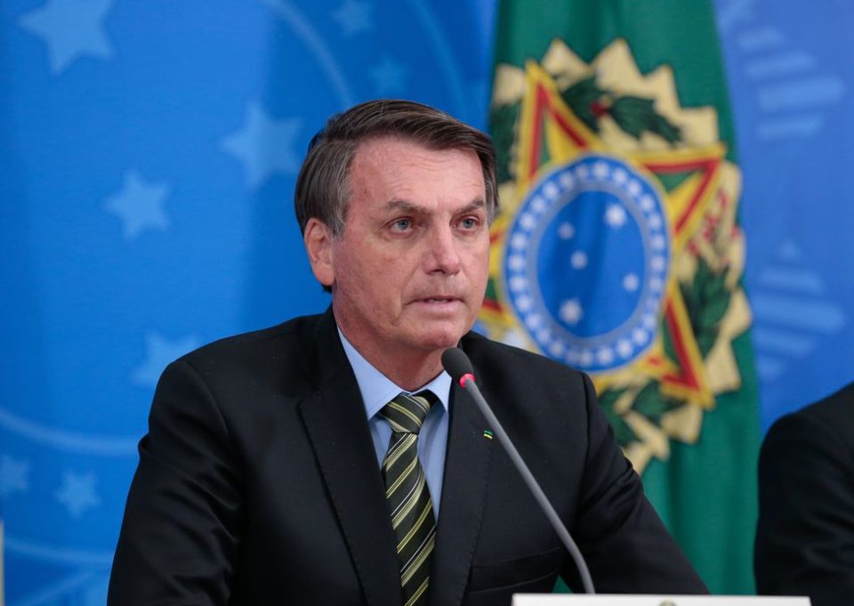 Sob pressão, Bolsonaro vai avaliar nomes para a Saúde