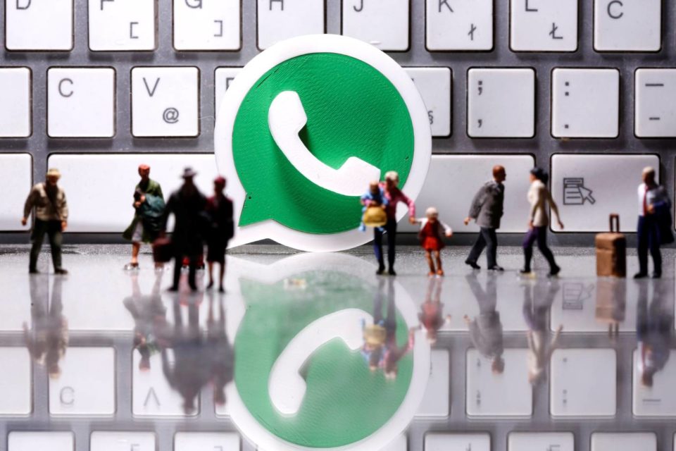 Facebook e WhatsApp suspendem revisão de dados