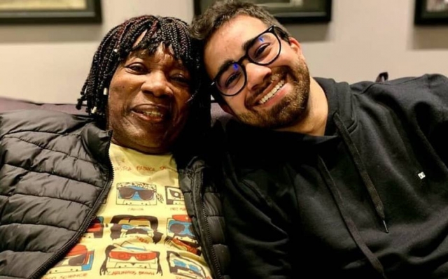 Milton Nascimento ganha certidão do filho adotivo