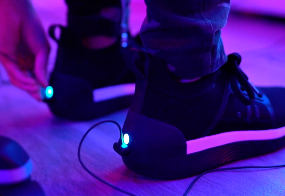 Empresa lança tênis para ‘ouvir’ música com os pés
