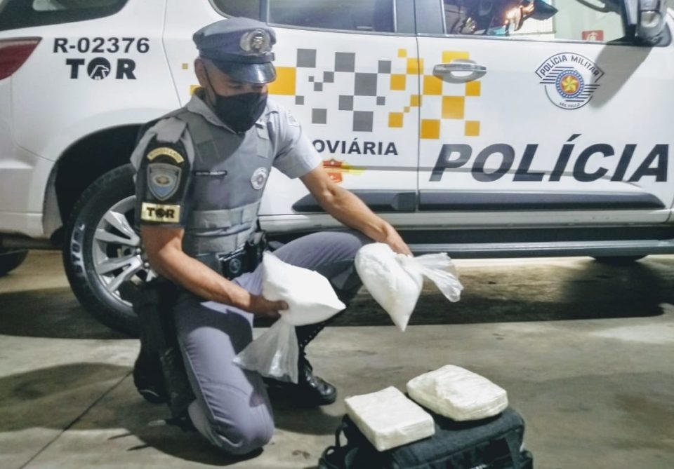 Rapaz é preso com pacotes de cocaína na rodovia SP-333