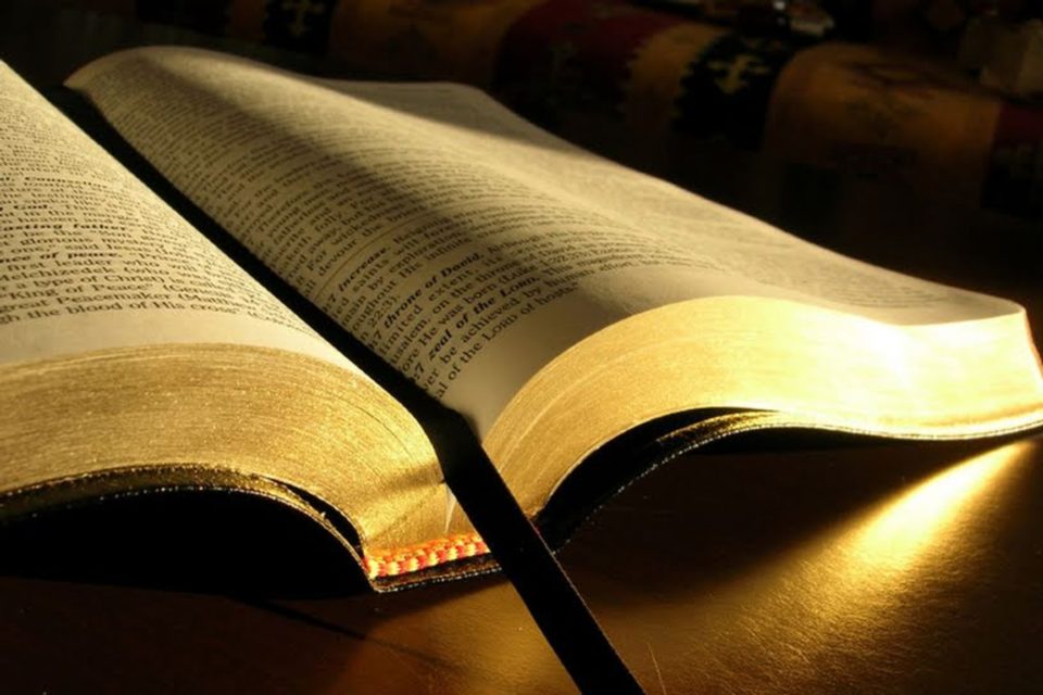 Inteligência artificial já escreve textos bíblicos