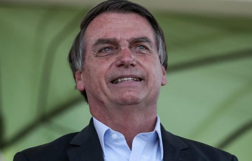 Bolsonaro promete auxílio emergencial até dezembro mas não diz valor