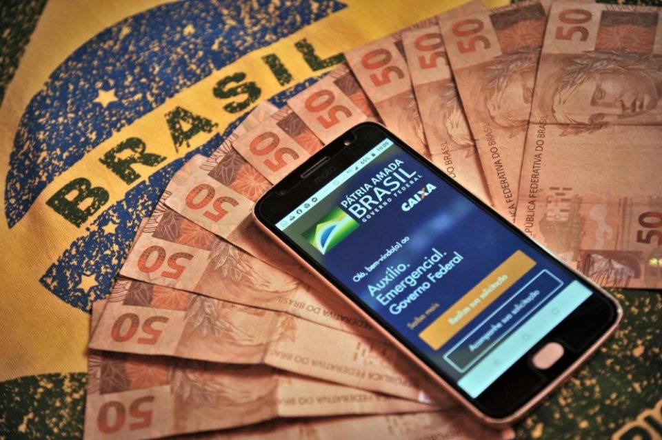 Governo estuda estender auxílio emergencial até o fim de 2020