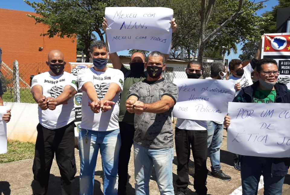 Ex-policiais protestam em frente ao Batalhão da PM