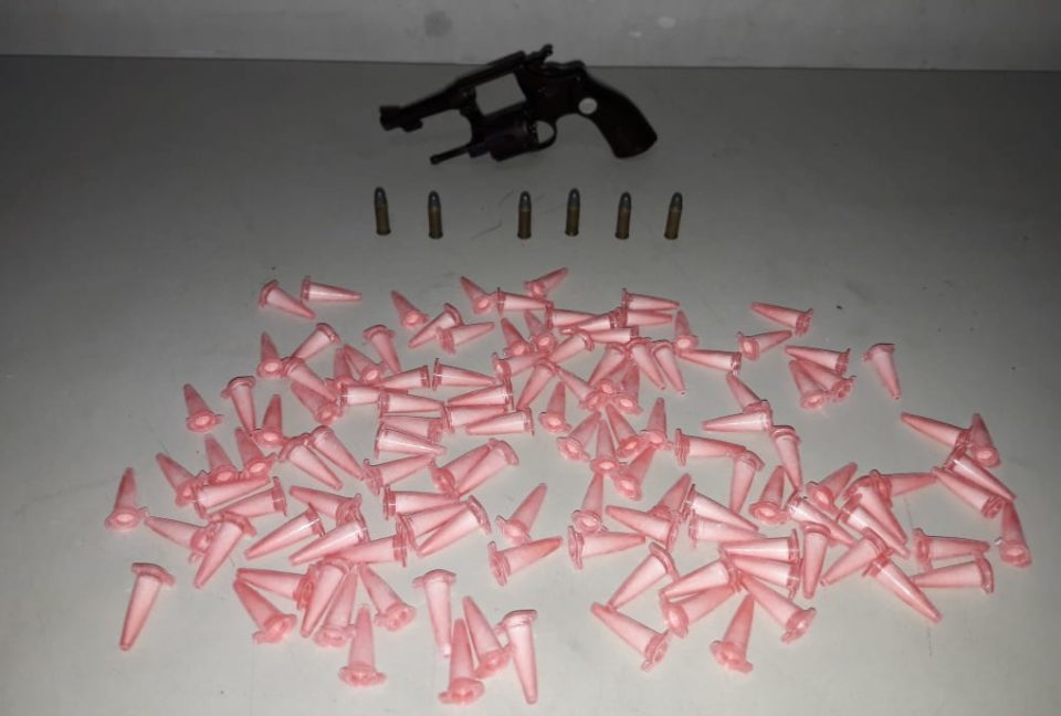 Homem é preso com drogas e arma na zona Norte
