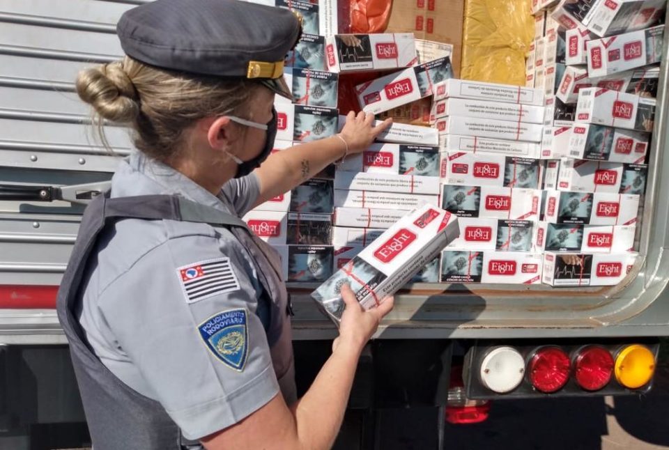 Polícia apreende carga de cigarros contrabandeados