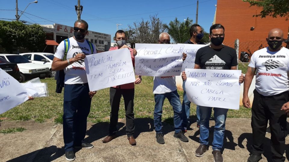 Marília: Ex-policiais protestam em frente ao Batalhão da PM | Marco Antonio  na Notícia