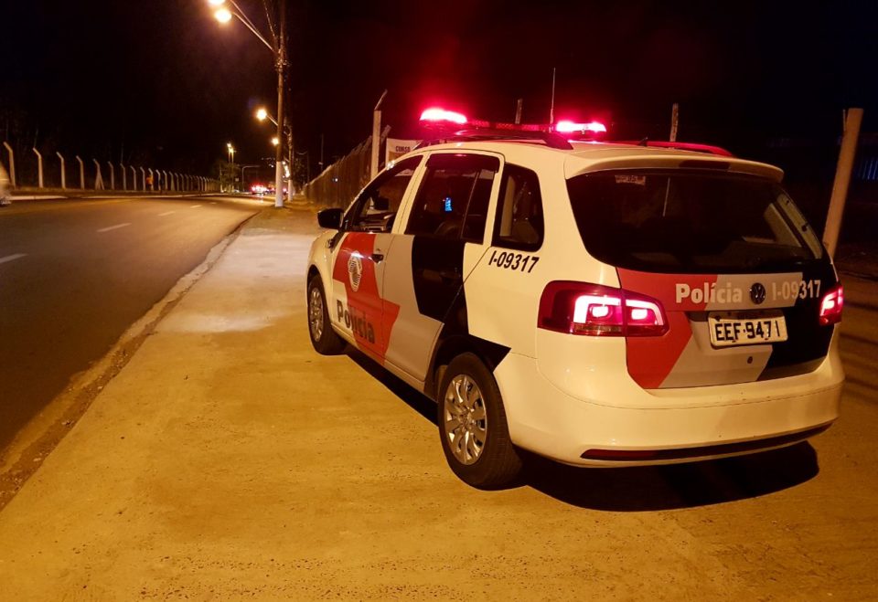 Dupla armada rouba pizzas e dinheiro de entregador