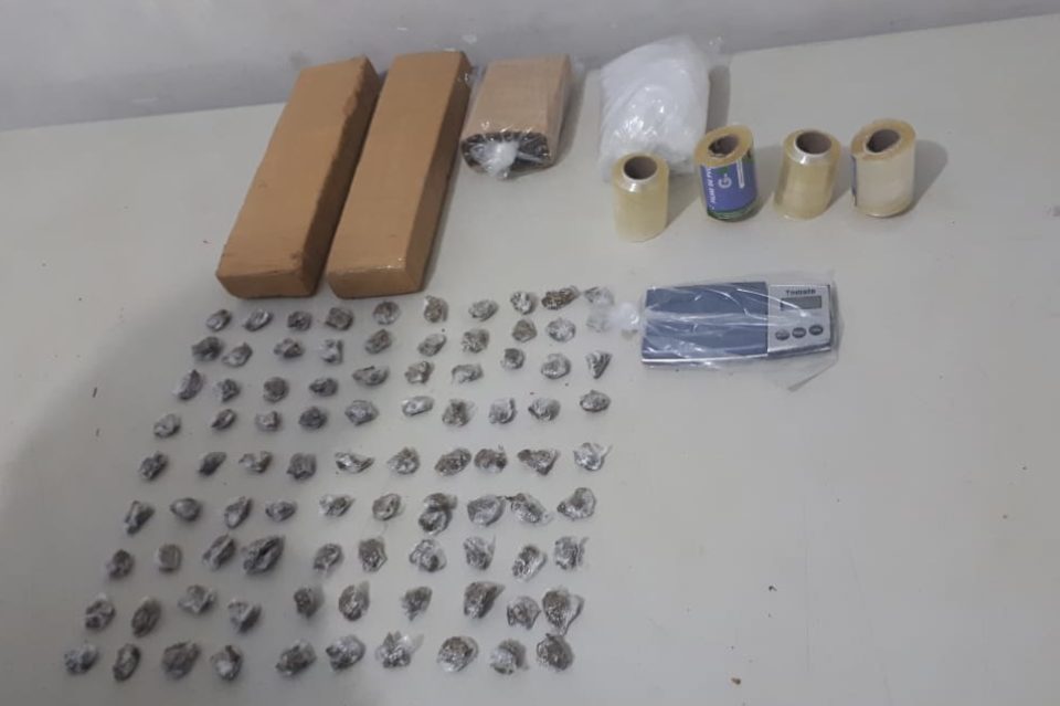 Dupla foge e PM apreende maconha no Toffoli