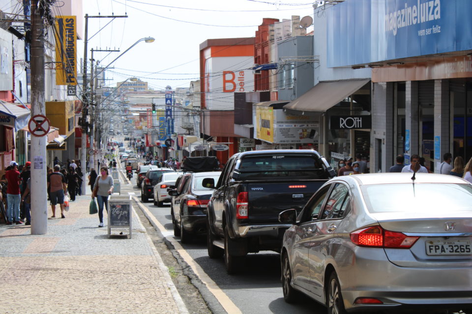 Aliviado, comércio começa a semana com ampliação de horário