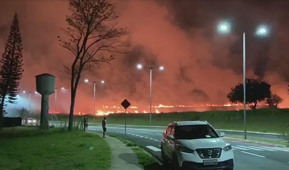 Grande incêndio atinge vegetação na Av. Cascata