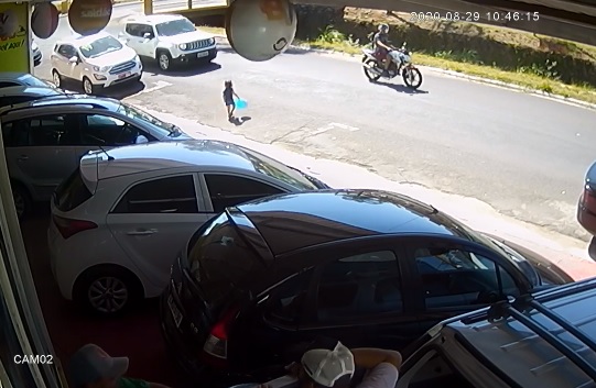 Câmera flagra carro quase atropelando criança na região