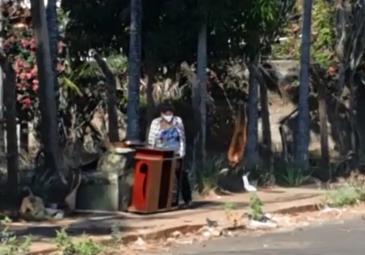 Moradora é flagrada ao descartar entulho na calçada