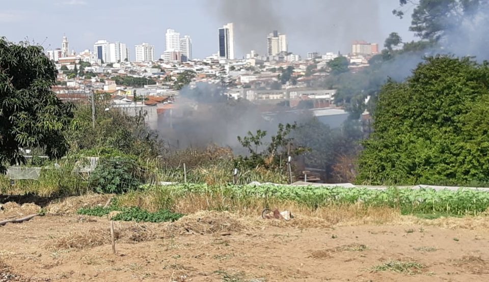 Incêndio destrói armazém de adubo improvisado