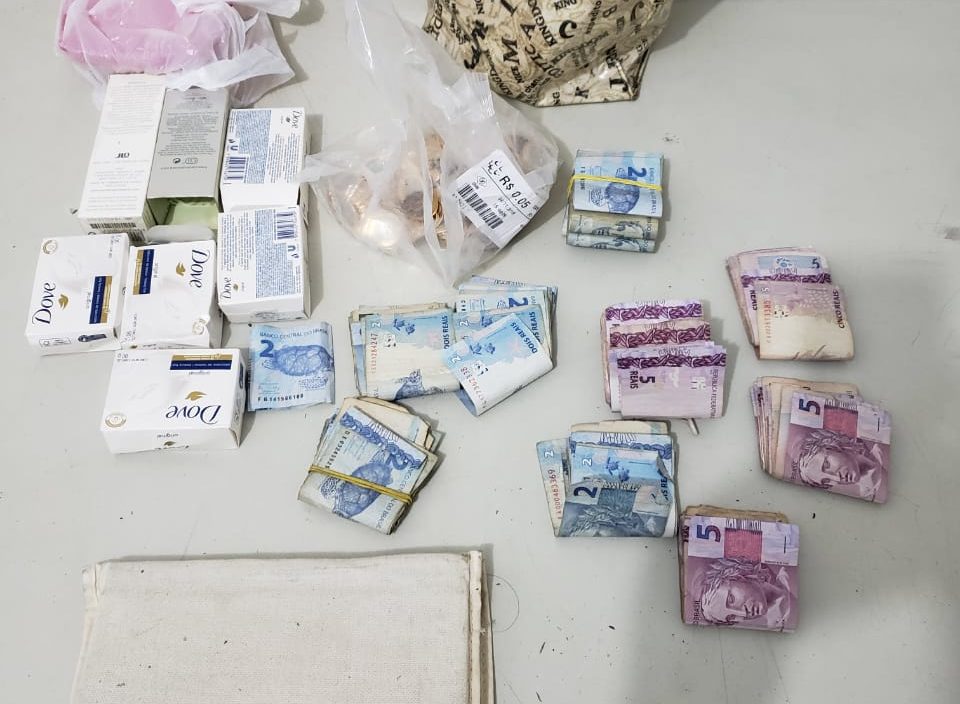 Dupla rouba R$ 10 mil de casa na zona Sul e acaba presa