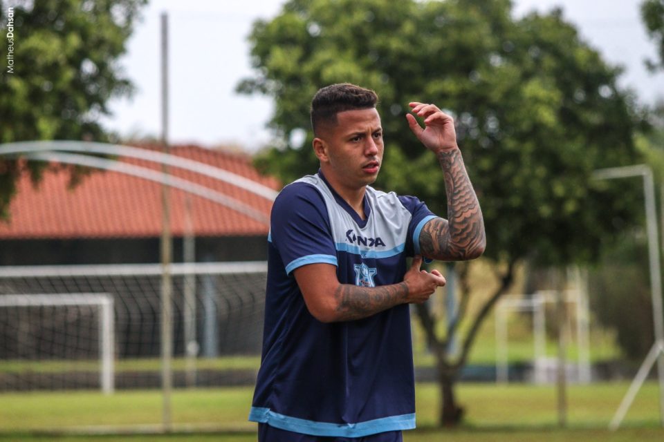 João Gabriel se apresenta ao MAC e já treina com a equipe