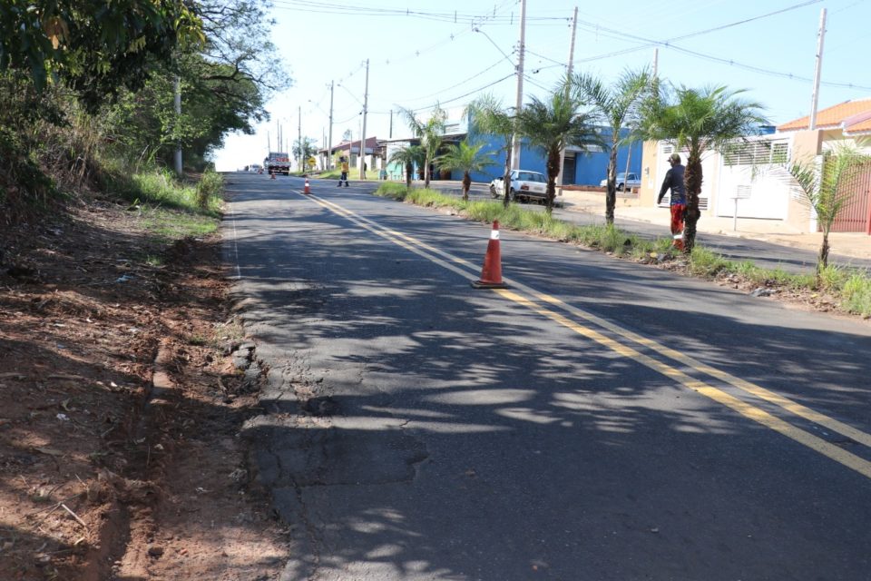 Prefeitura inicia recapeamento da estrada vicinal de Avencas