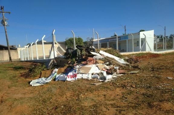 Nova Marília tem descarte irregular ao lado do Ecoponto