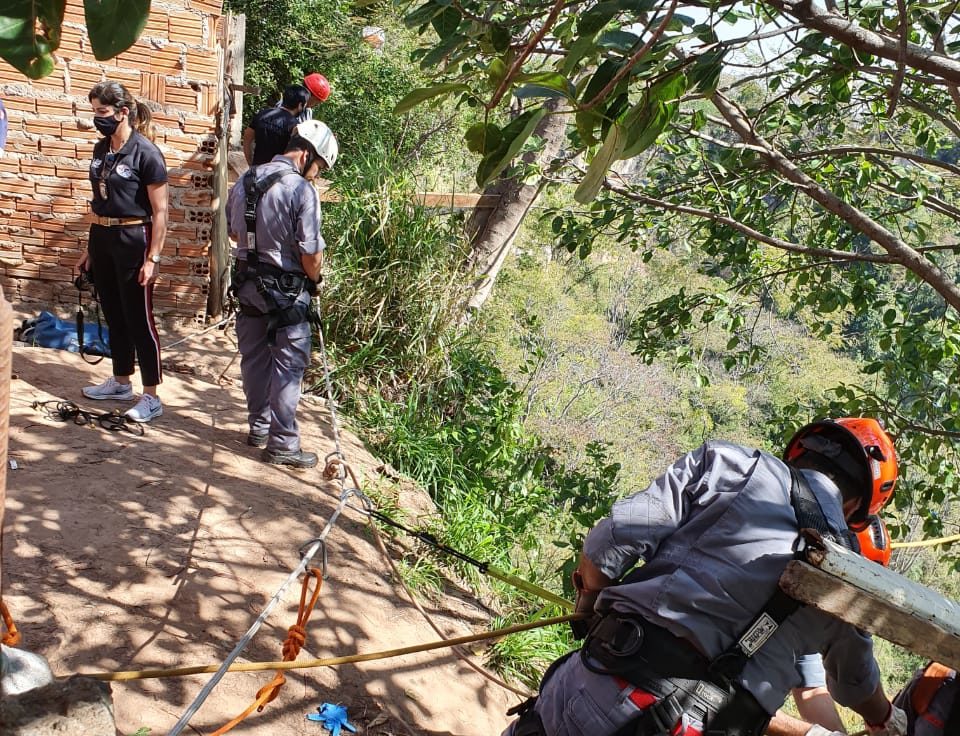 Famílias convivem com risco morando em beira de precipício