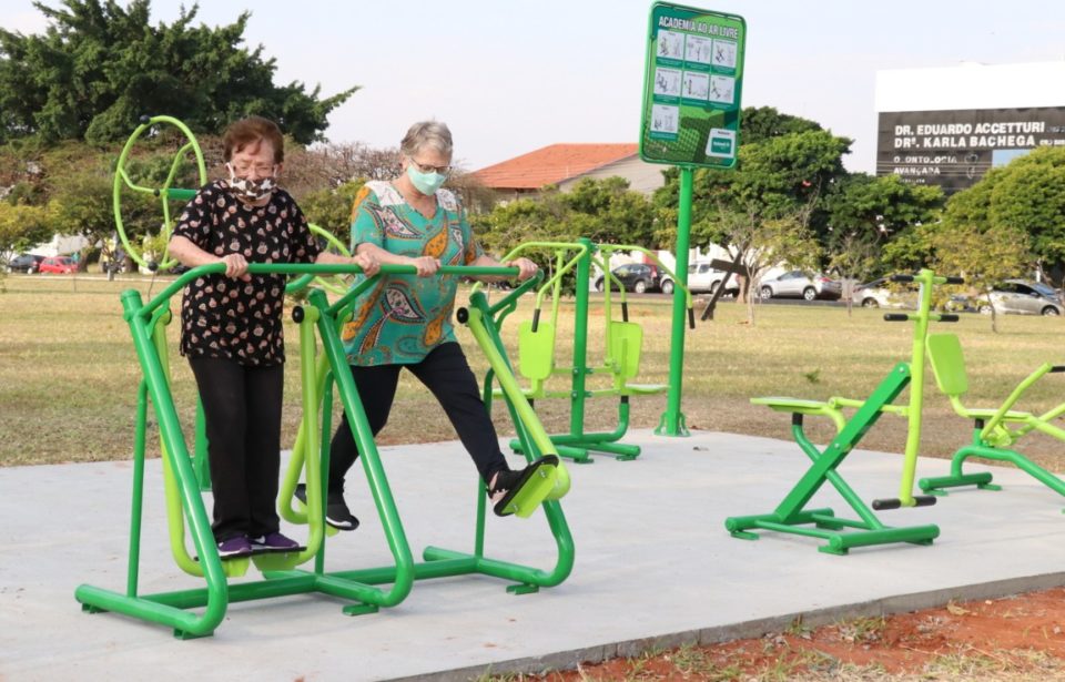 Prefeito entrega academia ao ar livre no Jardim Acapulco