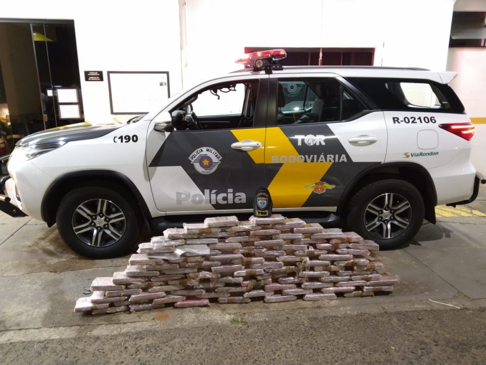 Polícia flagra mais de 80 quilos de cocaína em carro de luxo