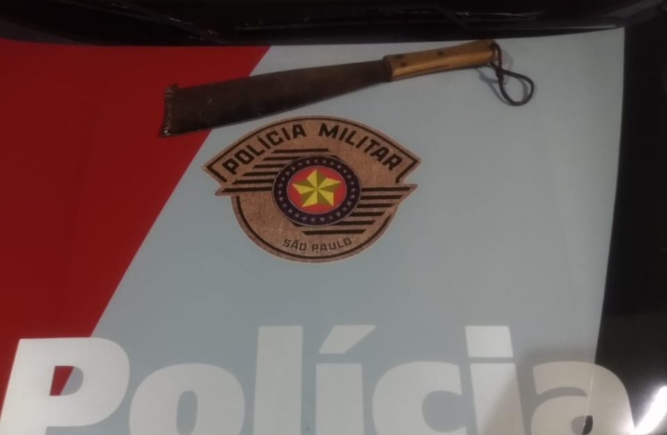 Homem é preso após ameaçar ex-namorada com facão