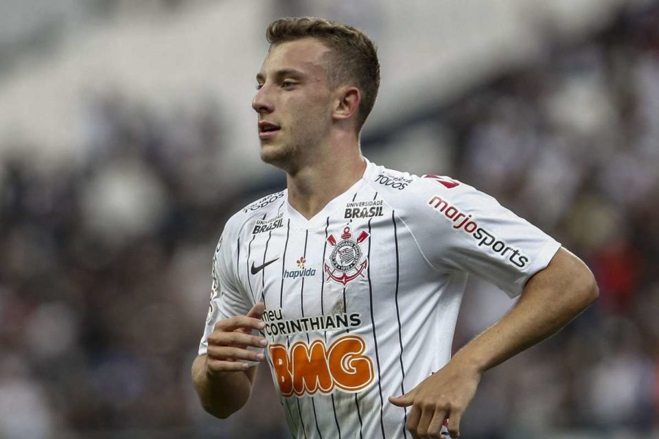Corinthians confirma venda de Carlos Augusto