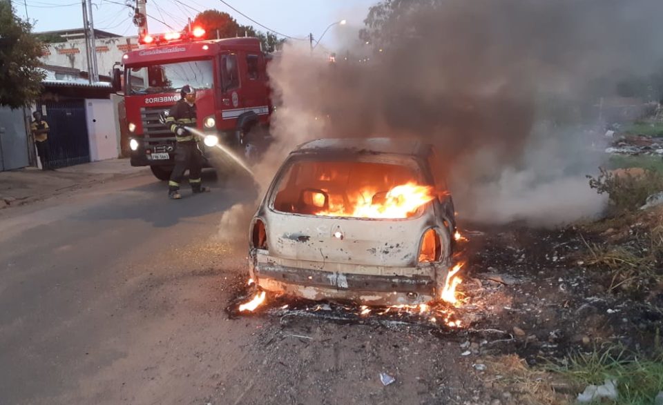 Carro furtado é incendiado no Parque das Primaveras