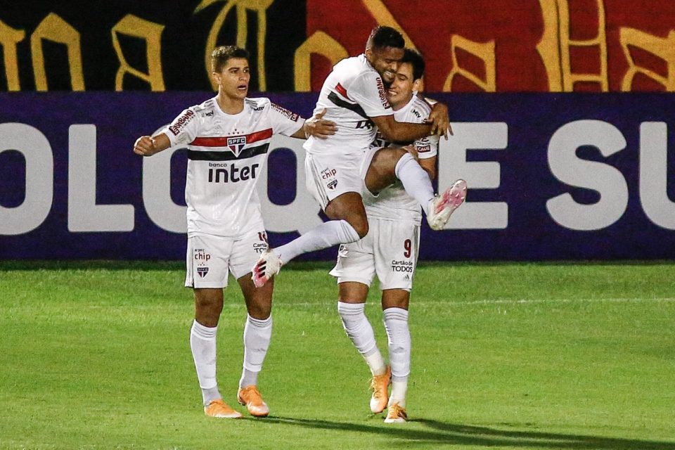 São Paulo bate Sport e volta a vencer no Brasileirão