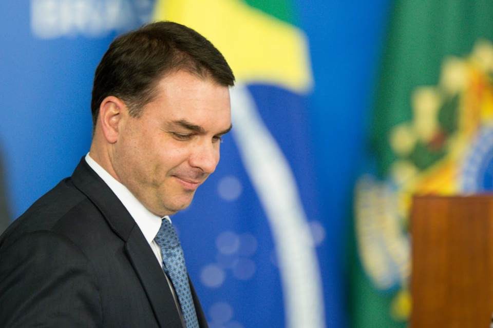 Flávio Bolsonaro admite reunião com Paulo Marinho