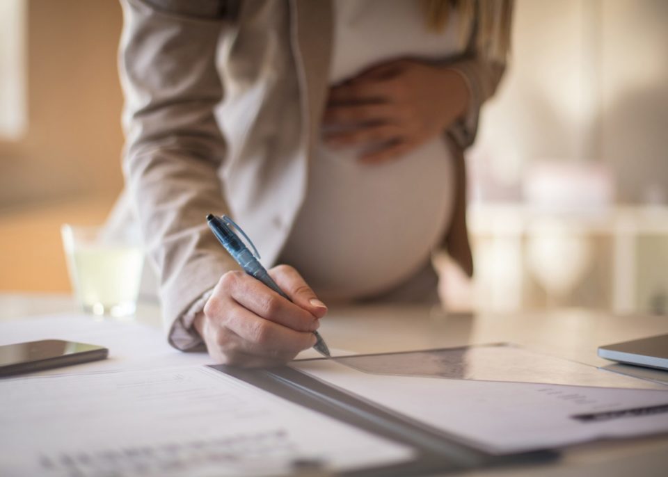 Lei na Câmara afasta gestante de trabalho presencial