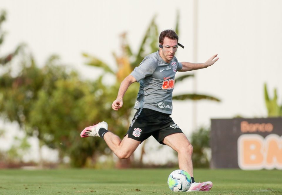 Corinthians tem Boselli de máscara e Luan em campo