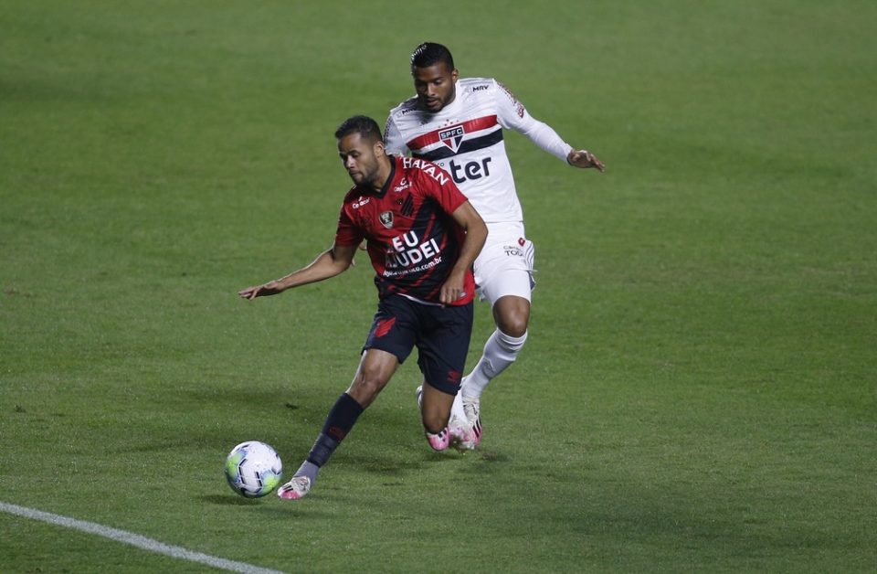Reinaldo leva o terceiro amarelo e desfalca o São Paulo