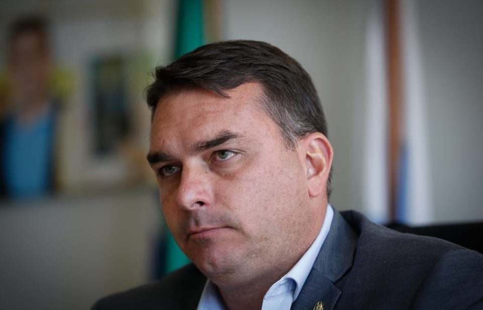 Flávio Bolsonaro testa positivo para covid-19, diz assessoria