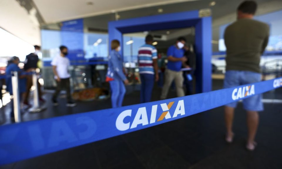 Caixa paga hoje auxílio para nascidos em março