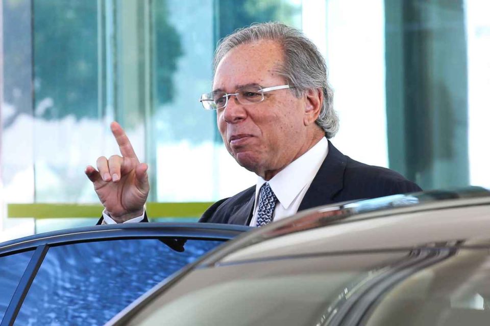 Topo do funcionalismo ganha pouco, diz Paulo Guedes